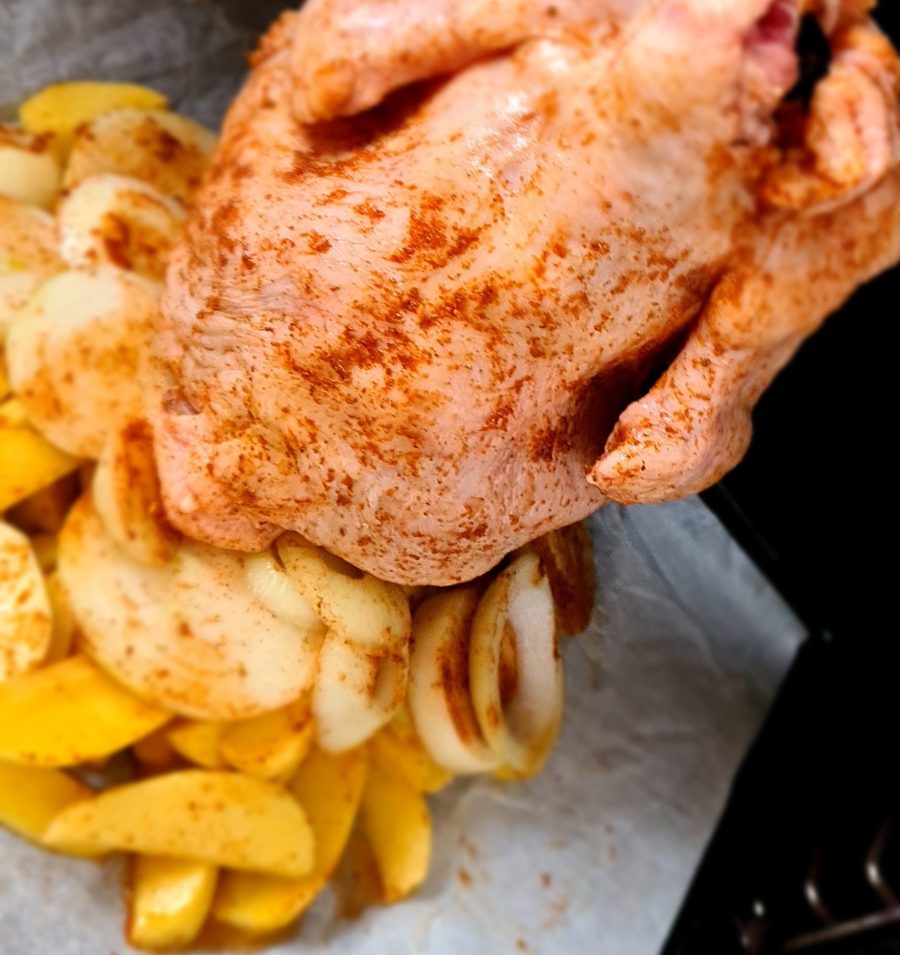 Egészben sült csirke látványa